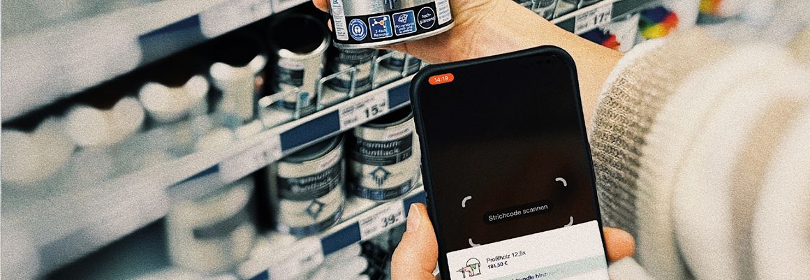 Person scannt einen Farbtopf mit einem Smartphone